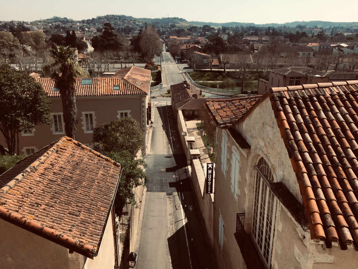 Vue du balcon d'Angela : le pont du Prieuré avec en perspective l'avenue Hoche et la rue Voltaire
