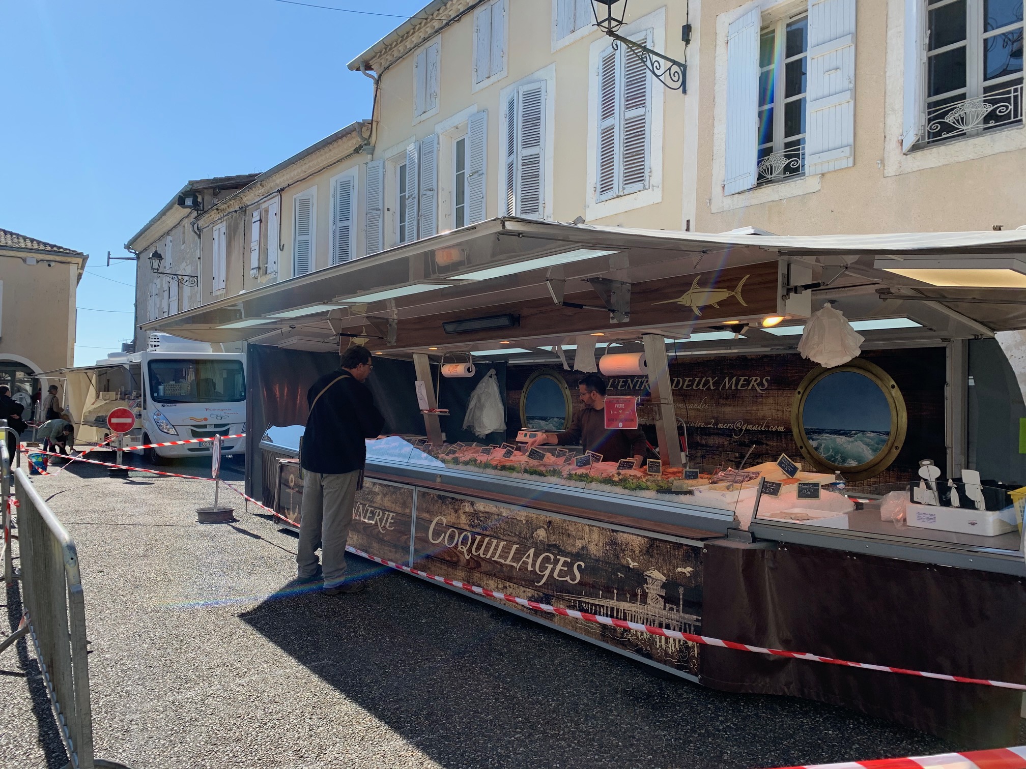 Un des stands du marché à Saint-Clar