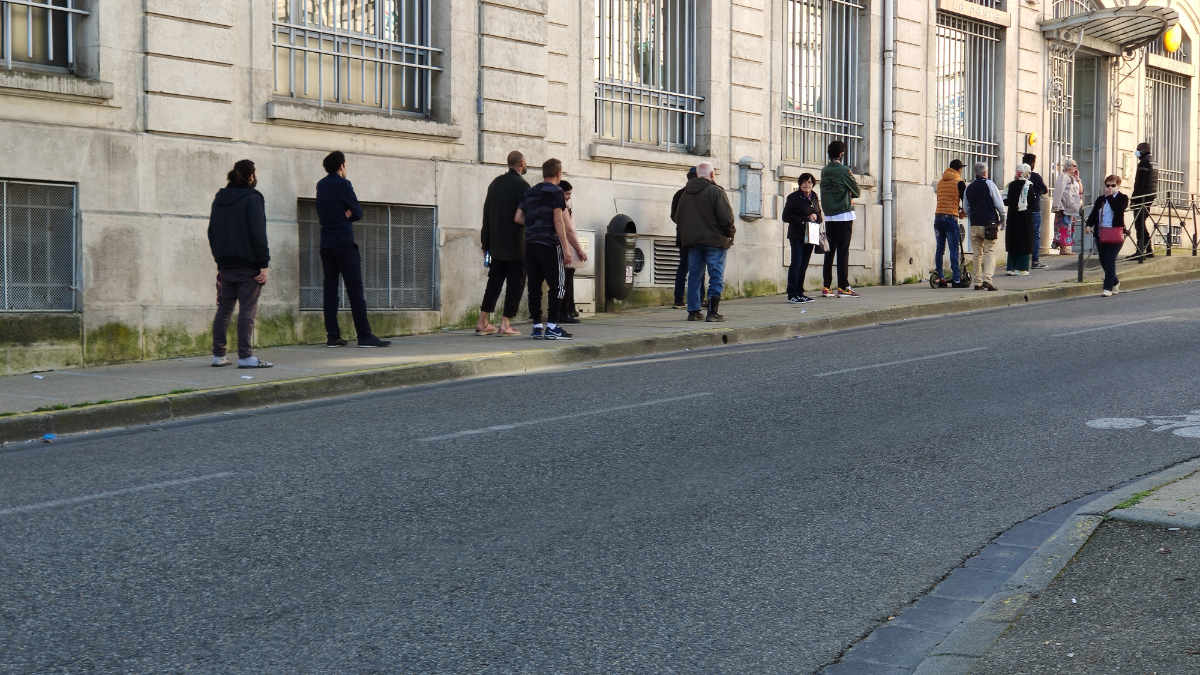 À la poste centrale d'Auch, le 10 avril, les usagers patientent avant de pouvoir pénétrer dans l'établissement.