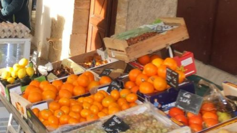 Deux étals pour faire office de marché hebdomadaire