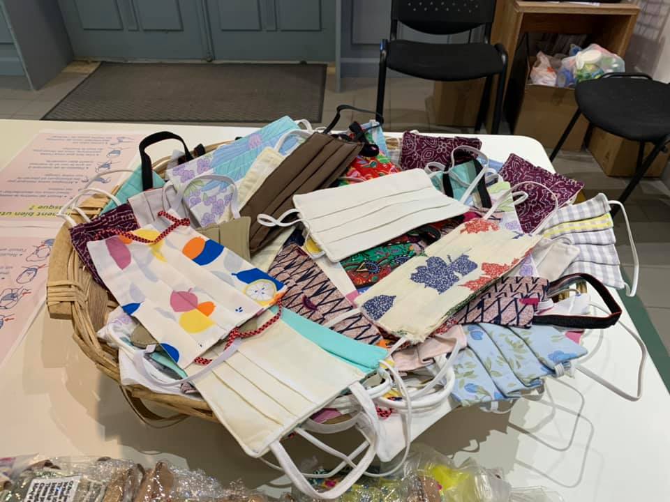 Des masques confectionnés par les bénévoles de l’atelier couture de la médiathèque