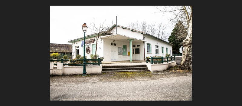 Des habitantes fabriquent des masques à Sion  