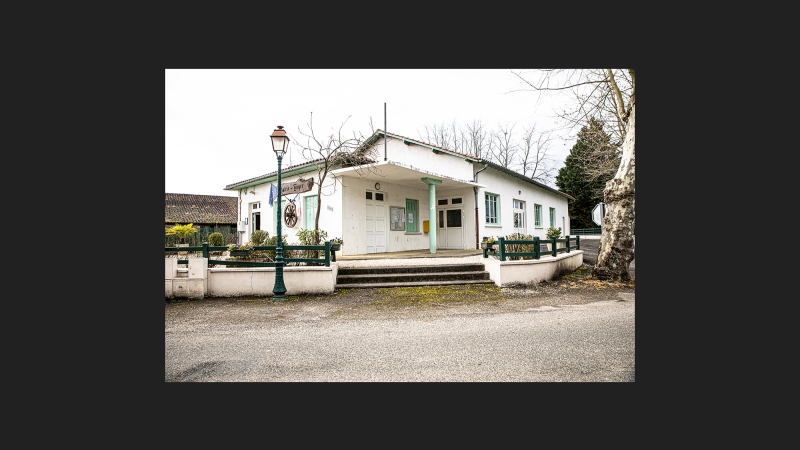 Des habitantes fabriquent des masques à Sion  