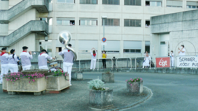 Le D'Artagnan Band offre des instants musicaux aux personnels soignants 
