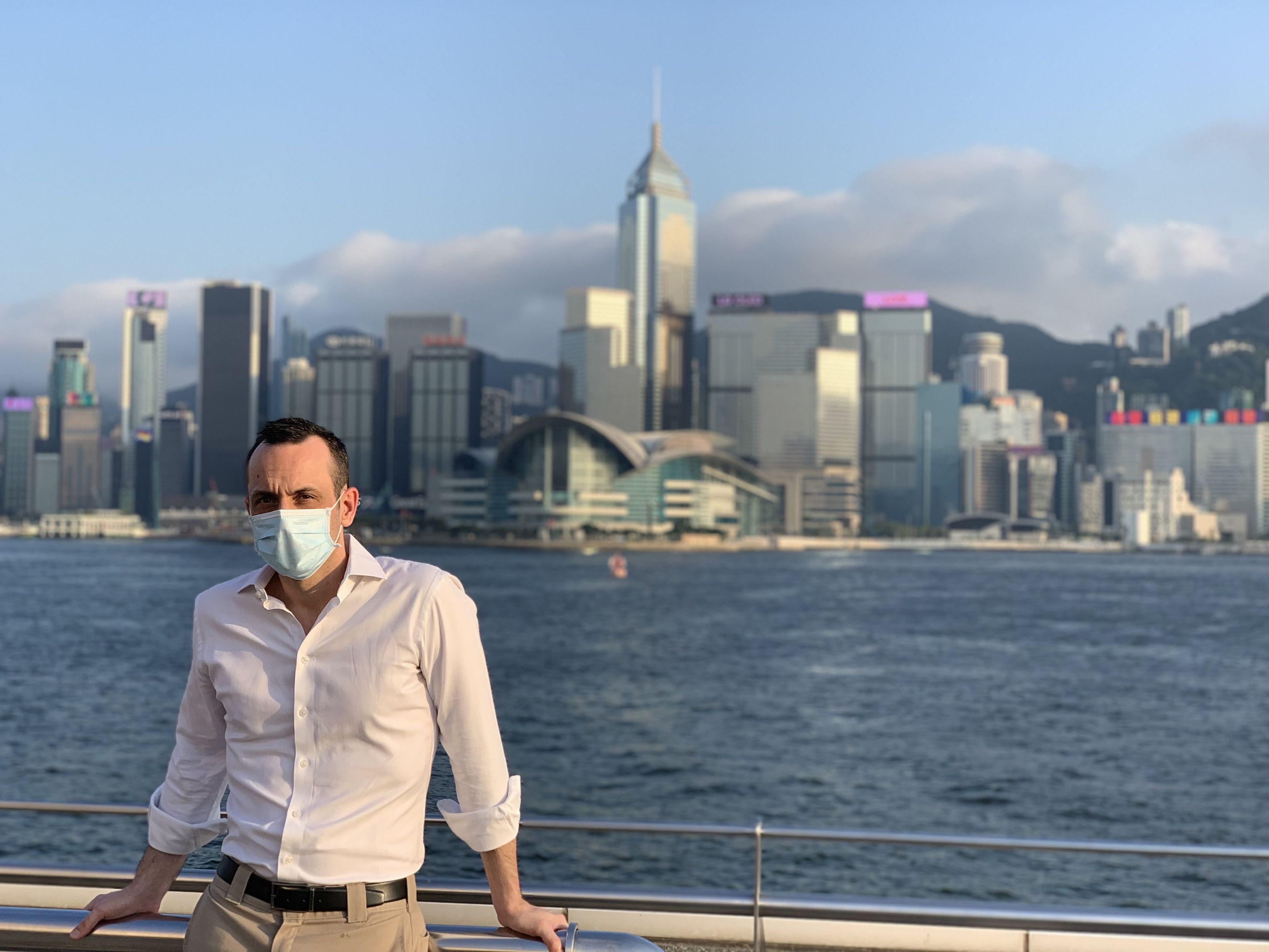 Nicolas Merrien devant la baie de Hong-Kong - Là-bas aussi le masque est de rigueur !