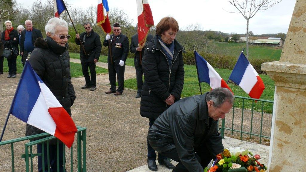 Dépôt de gerbe par Edgard Castéra, président de l'ANACR 32.