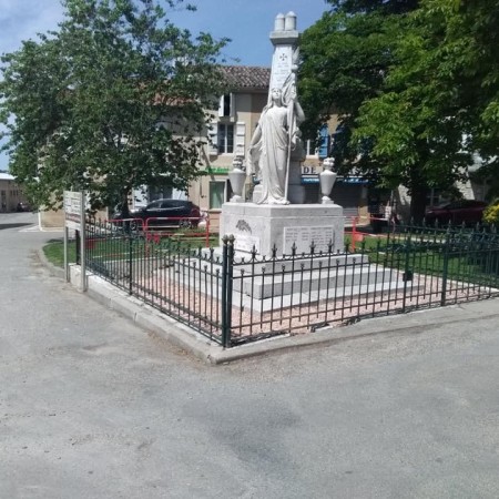 St Clar Monument aux morts.jpg