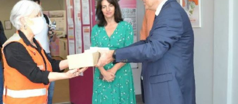 Catherine Séguin et Stéphane Guiguet porteurs de chèques alimentaires