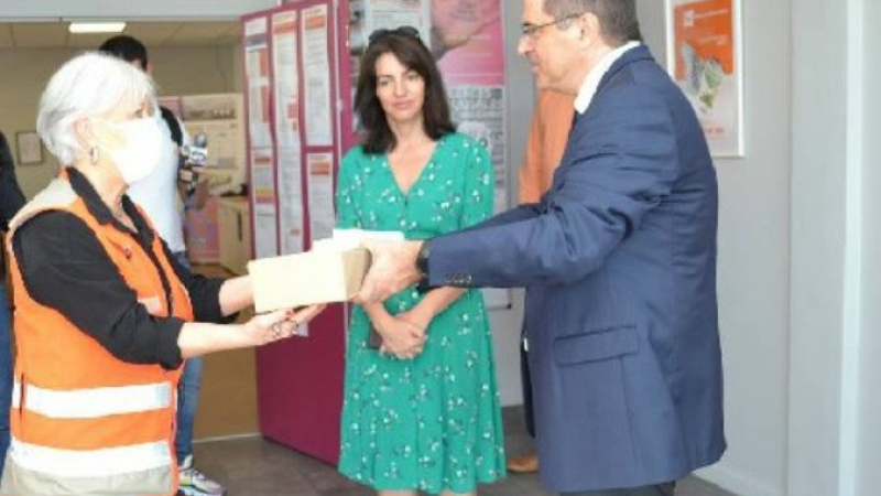 Catherine Séguin et Stéphane Guiguet porteurs de chèques alimentaires