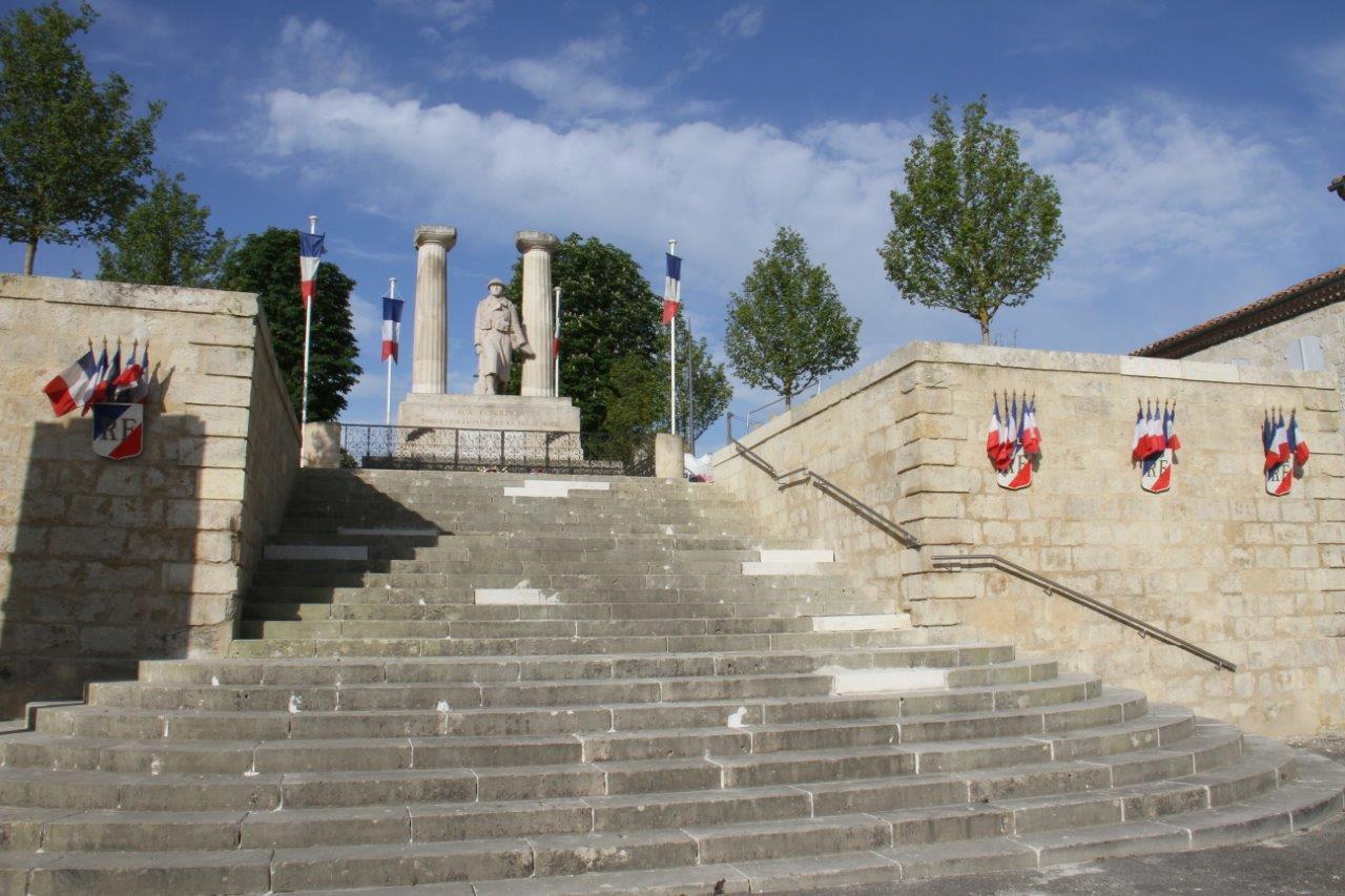 Pas de porte-drapeaux sur les marches conduisant aux Monument aux morts