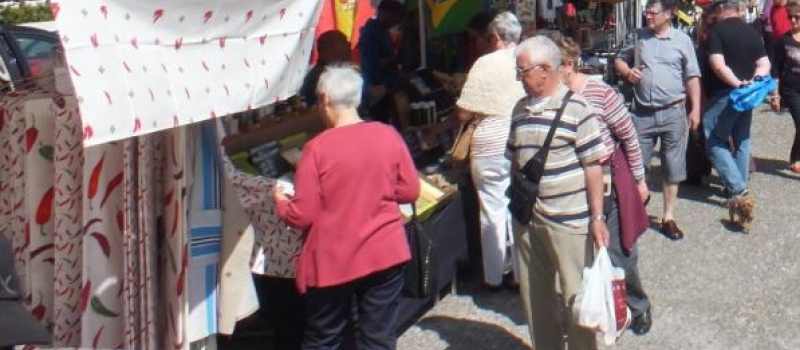 Les étals non alimentaires sont aussi de retour au marché