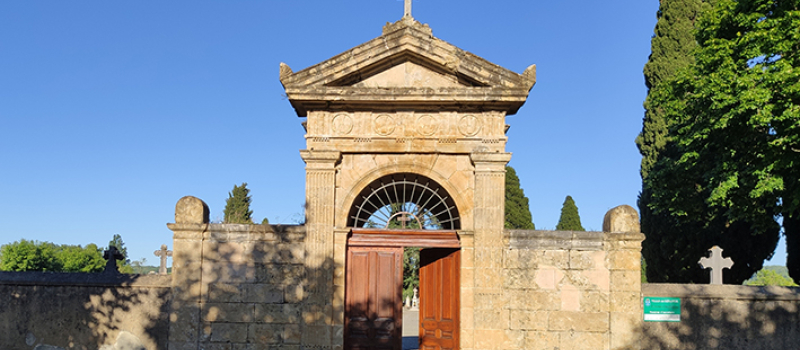Le Temps s’arrête à l’entrée du Cimetière de Mirande.
