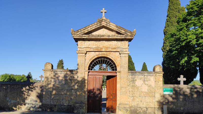 Le Temps s’arrête à l’entrée du Cimetière de Mirande.