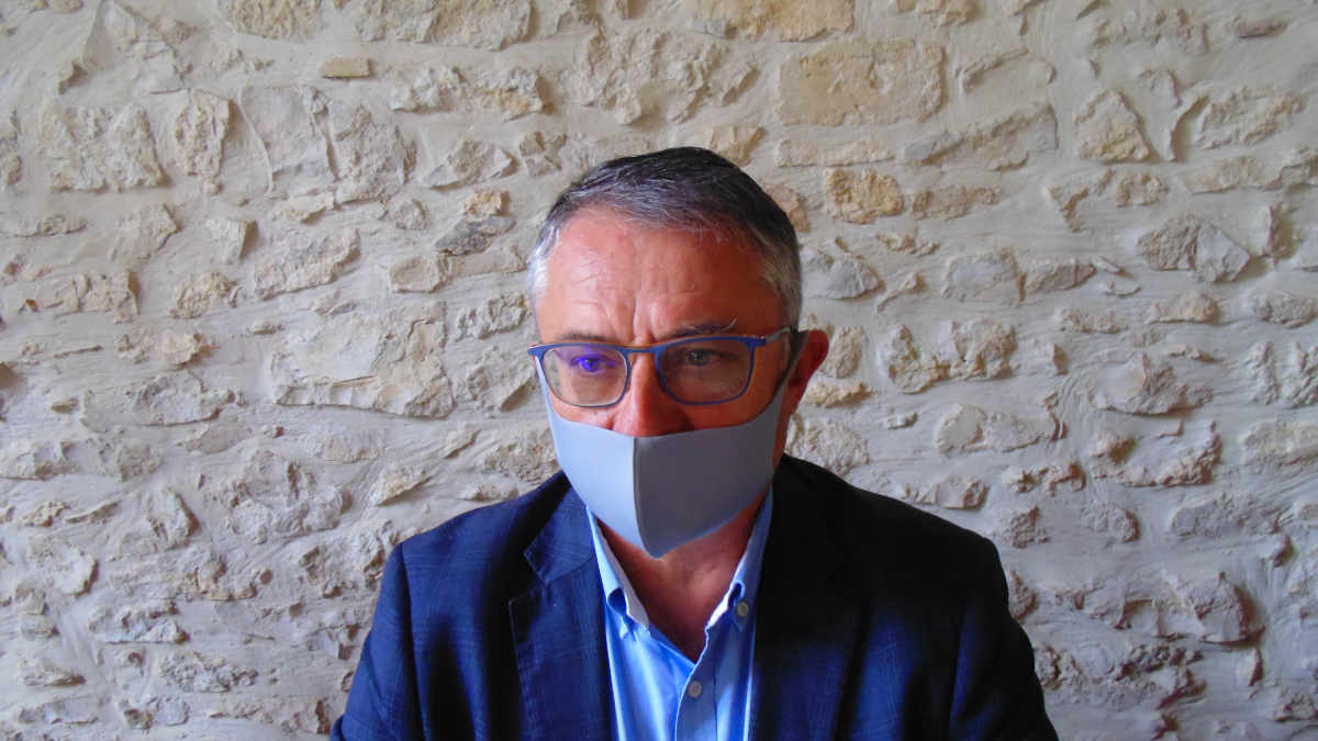 Derrière son masque, Michel Baylac, le maire réélu