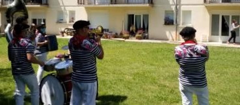 Une fanfare  à l'Hôpital et à Château Fleuri 