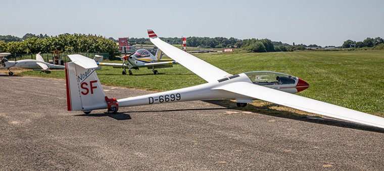 Planeurs sur le parking de l'Aéro-club de Nogaro.jpg