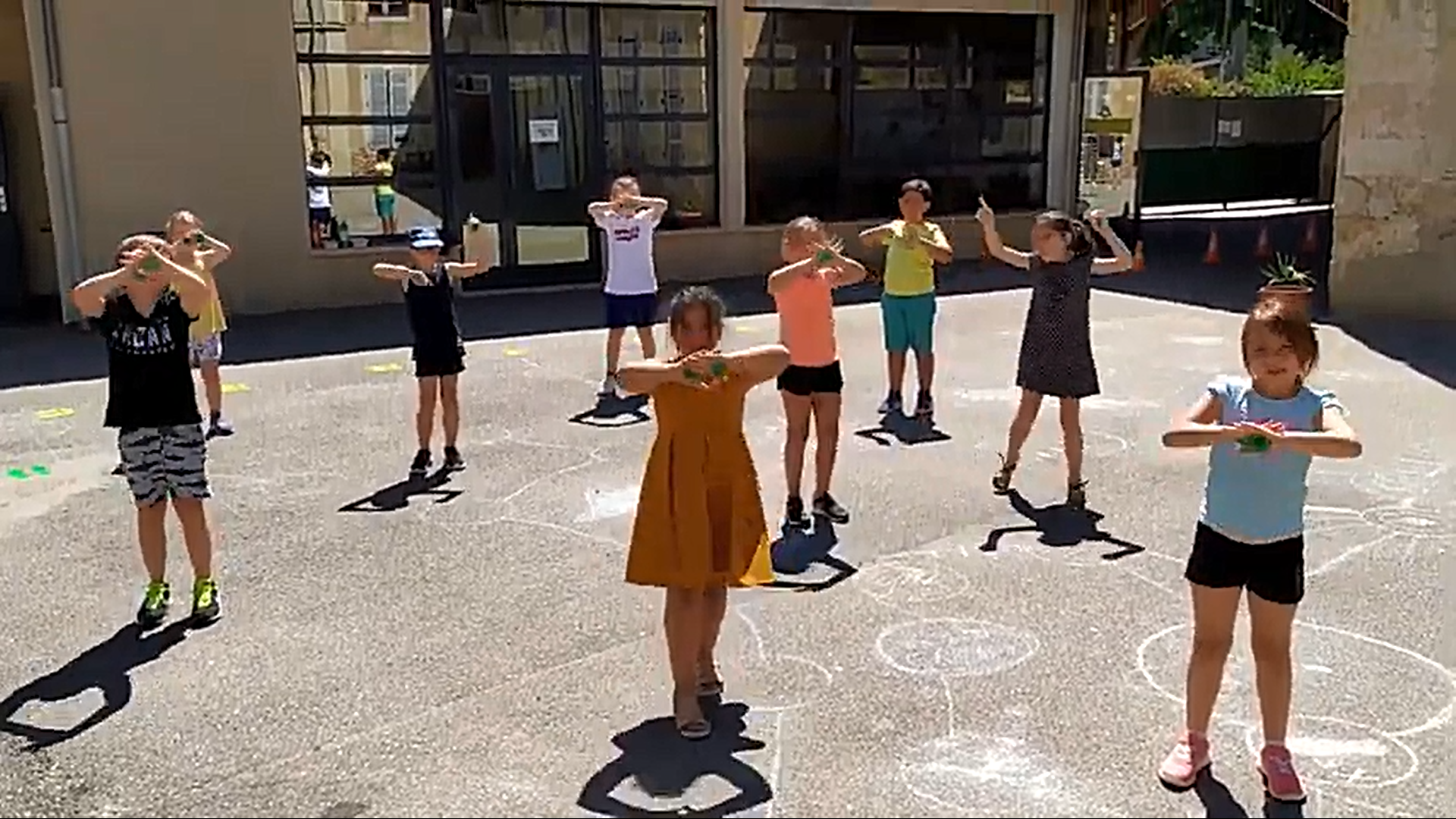 Les écoliers de NotreDame de Piétat danse le Corona Minus