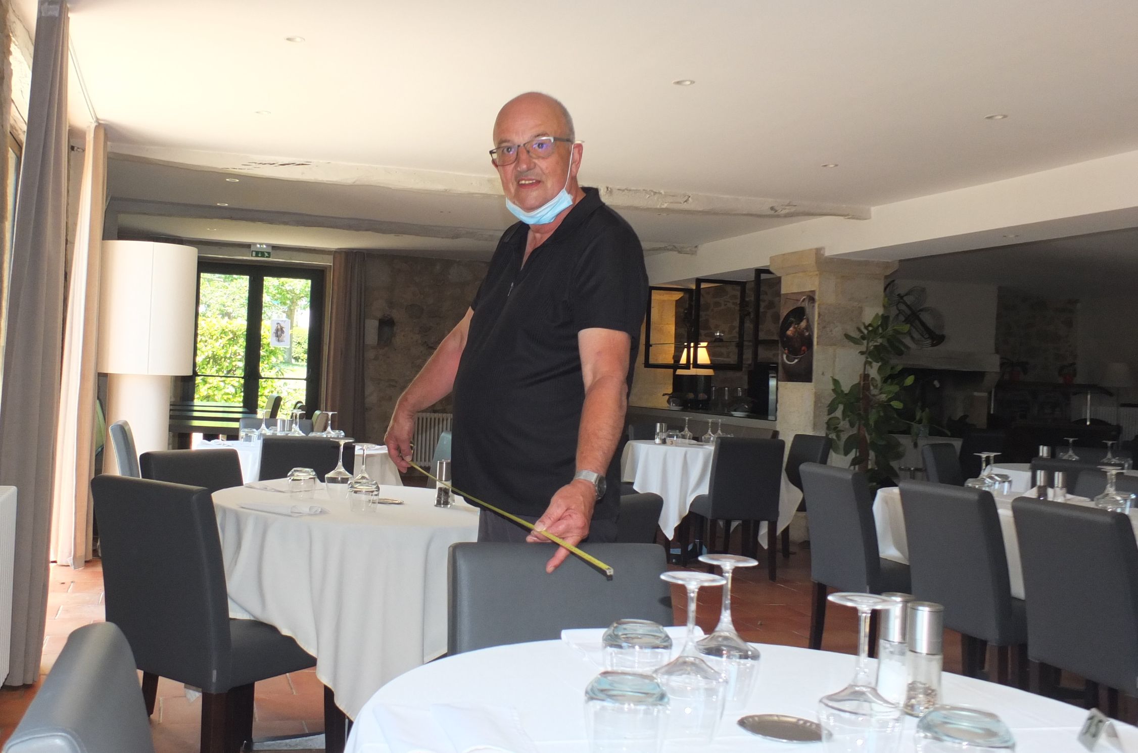 Un nouvel instrument de cuisine ? Le mètre pour calculer la disposition des tables dans la salle de restaurant !