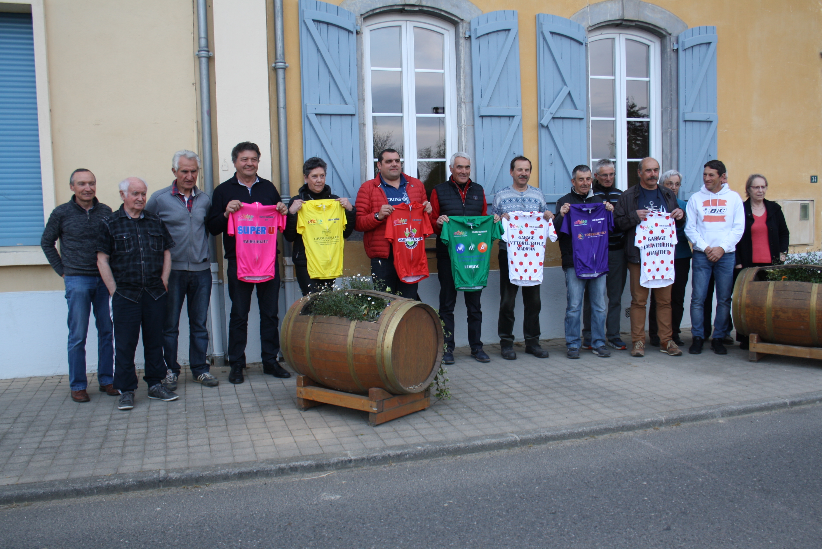 Présentation des maillots du Tour cycliste du Madiranais  lors d'une précédente édition - Photo Lionel Lemaire