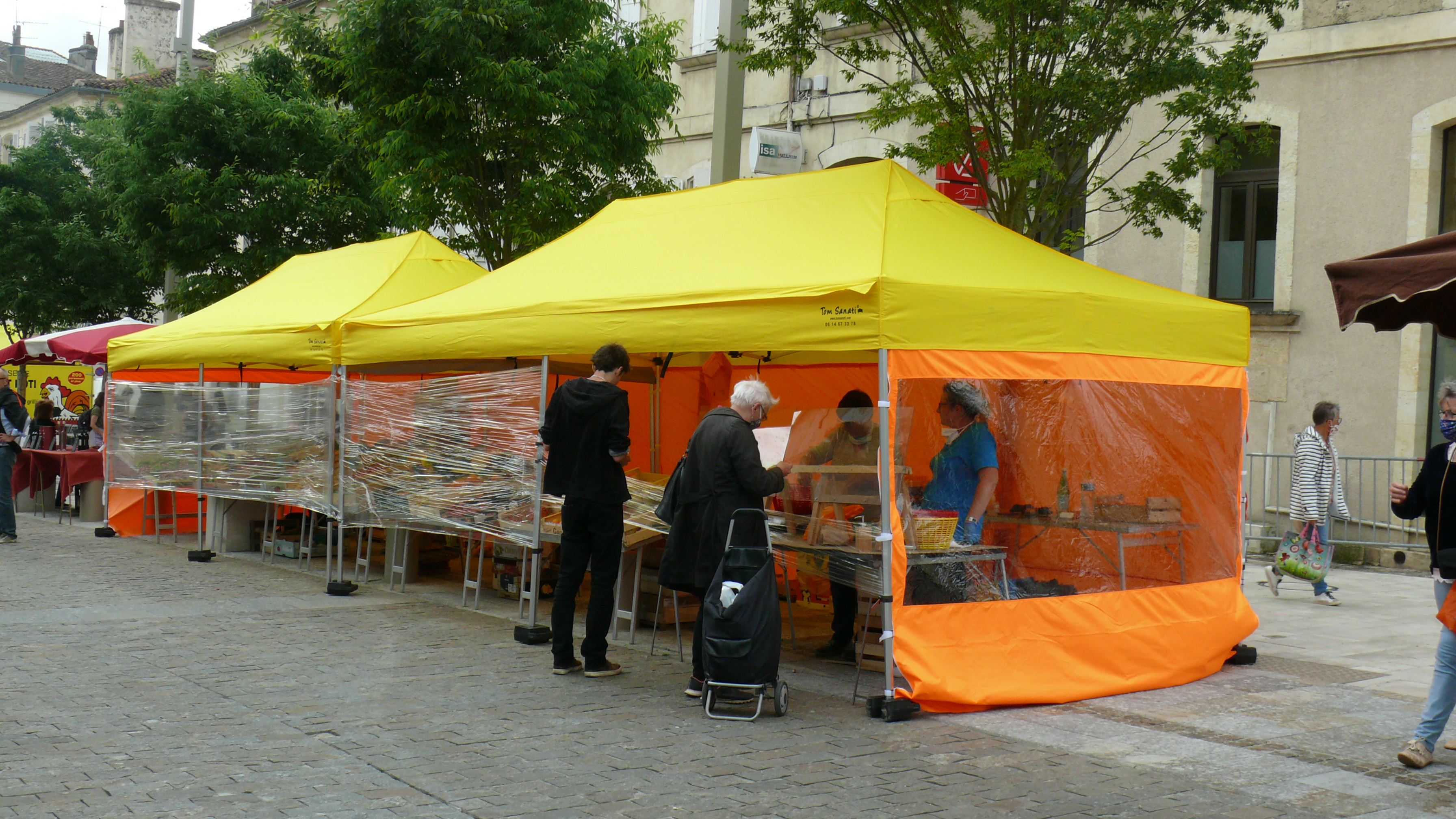 Un étal de fruits et légumes respectant les normes sanitaires.