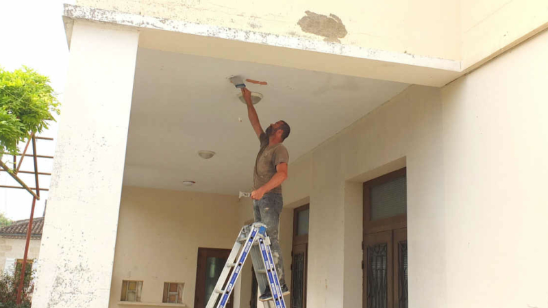 Les travaux de peinture démarrent à la salle des fêtes