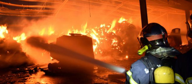 Violent incendie de deux bâtiments agricoles