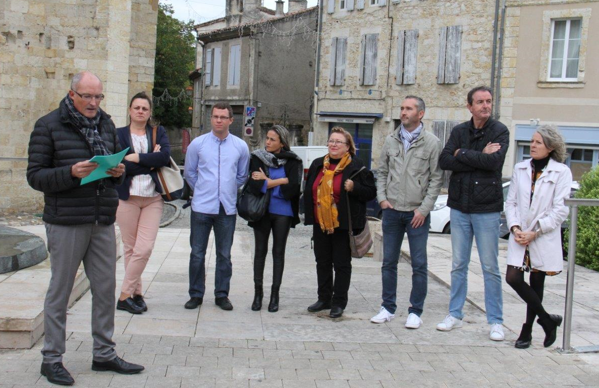 Jean-Francois Rousse, en octobre dernier, avec sept de ses co-listiers, sur le parvis de la cathédrale. Un endroit pour installer des terrasses pour offrir plus d'espace aux cafés & restaurants ?