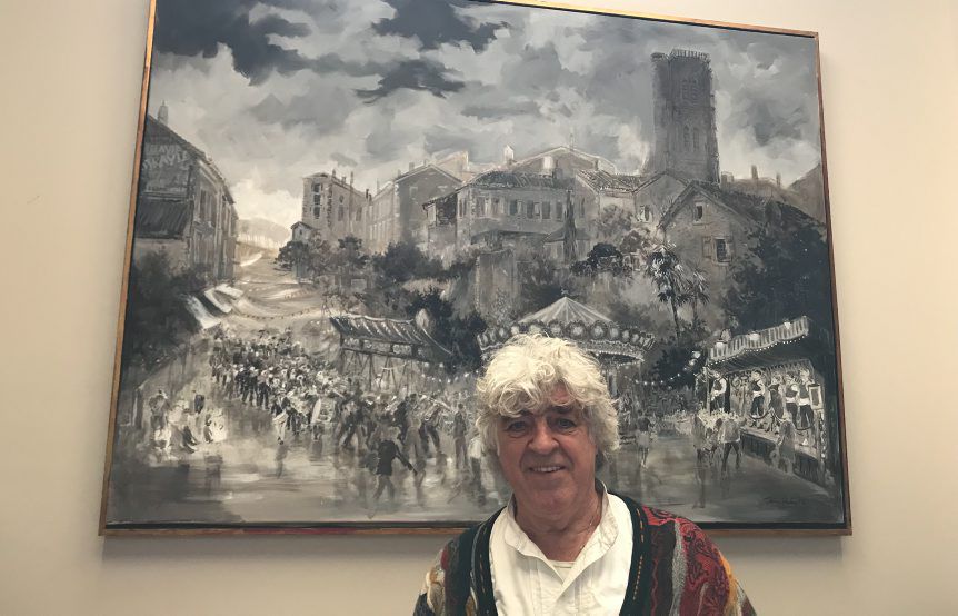 L'artiste devant une de ses toiles