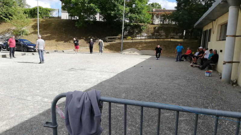 Les pétanqueurs respectent les distances !