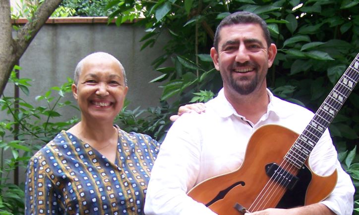 Martine Alo et Denis Byron dans le petit jardin