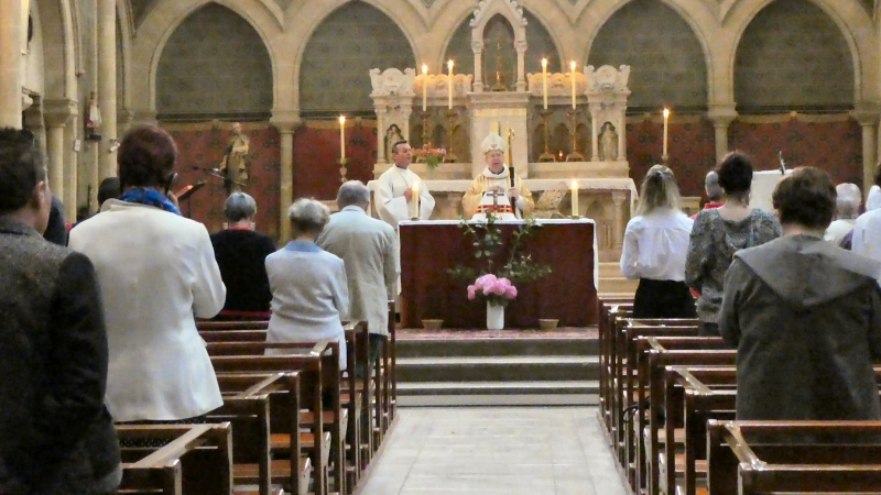 Messe dominicale célébrée par  Monseigneur Gardès 