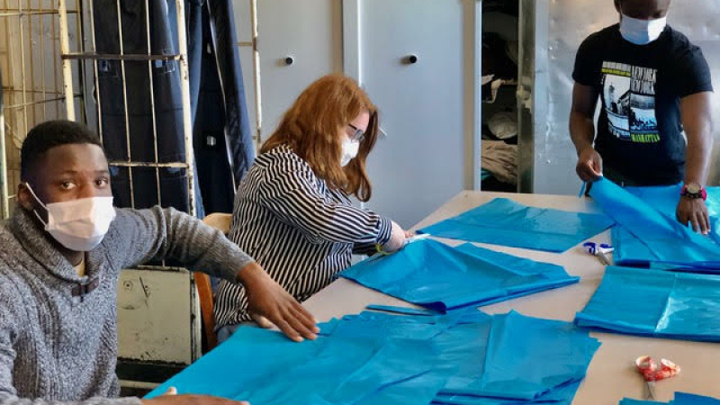 Deux garçons et une fille pour une production exceptionnelle de surblouses