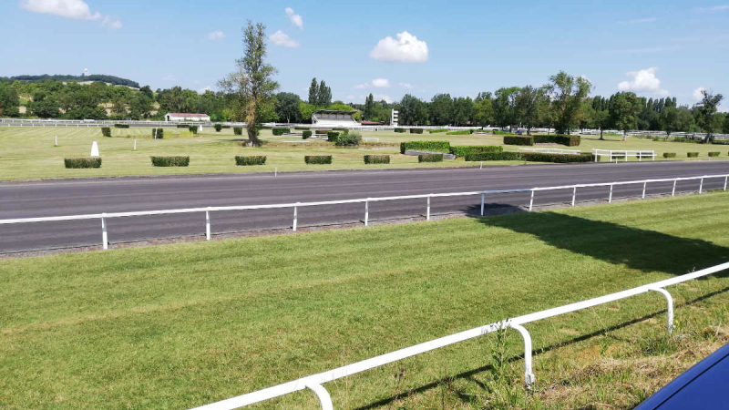 Des courses encore à huis clos