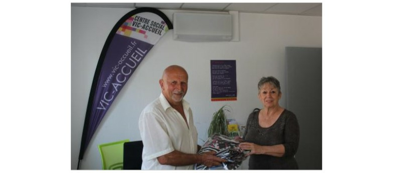 Remise de tee-shirts Pentecotavic à Vic Accueil par la liste de Jean-Claude Bourguignon