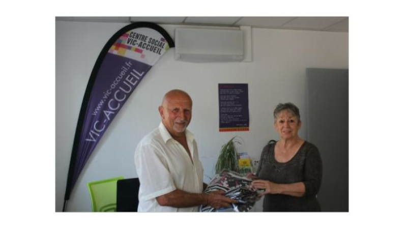Remise de tee-shirts Pentecotavic à Vic Accueil par la liste de Jean-Claude Bourguignon