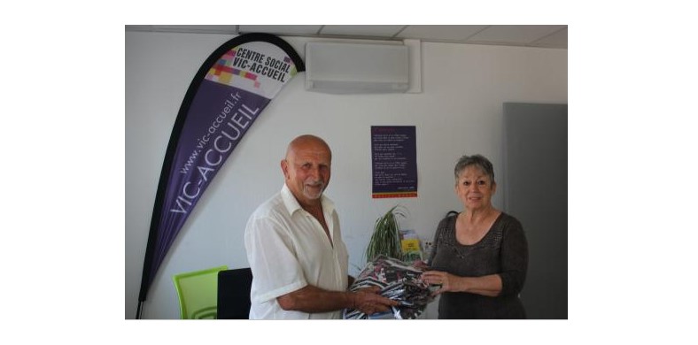 Remise des tee-shirts par Jean-Claude Bourguignon à Chantal Larrey, présidente de Vic Accueil