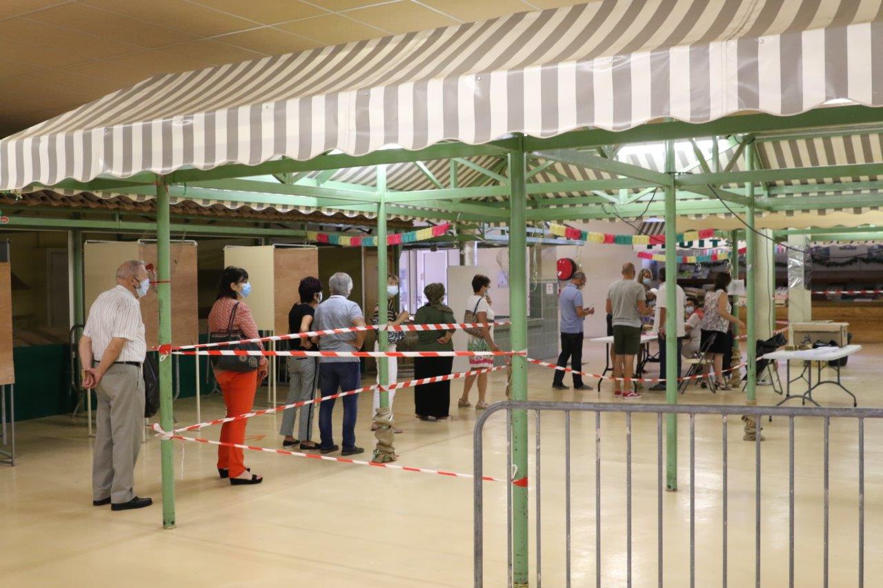 Un bureau de vote facilement reconnaissable, les électeurs s'y pressent en suivant les consignes de distanciation - Photos Marc Le Saux