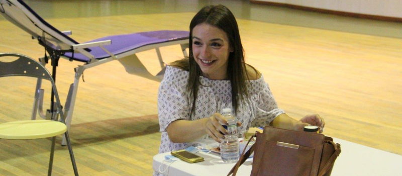 Manon offre un cadeau le jour de ses dix-huit ans !
