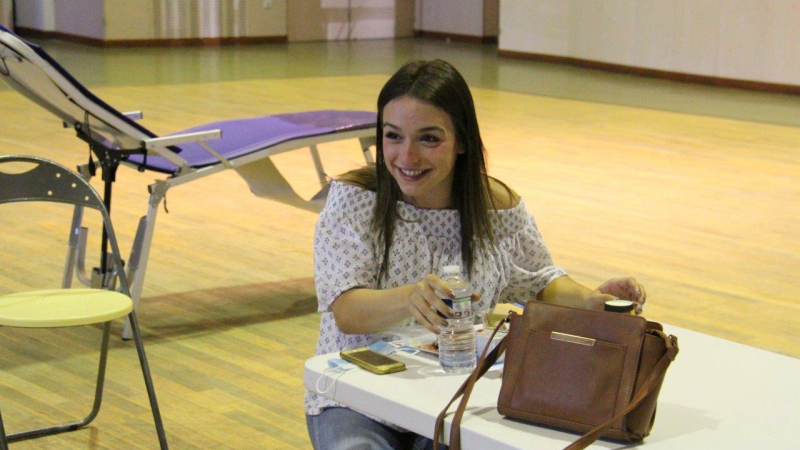 Manon offre un cadeau le jour de ses dix-huit ans !