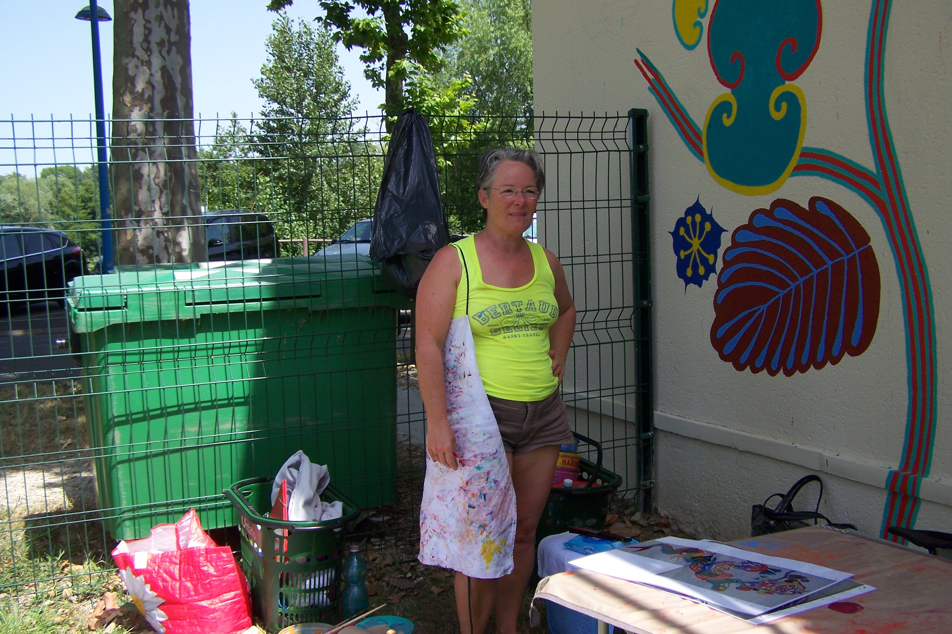 Virginie Loze près de son oeuvre