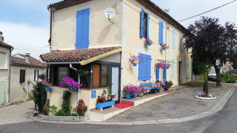 Des fleurs pour ensoleiller le village !