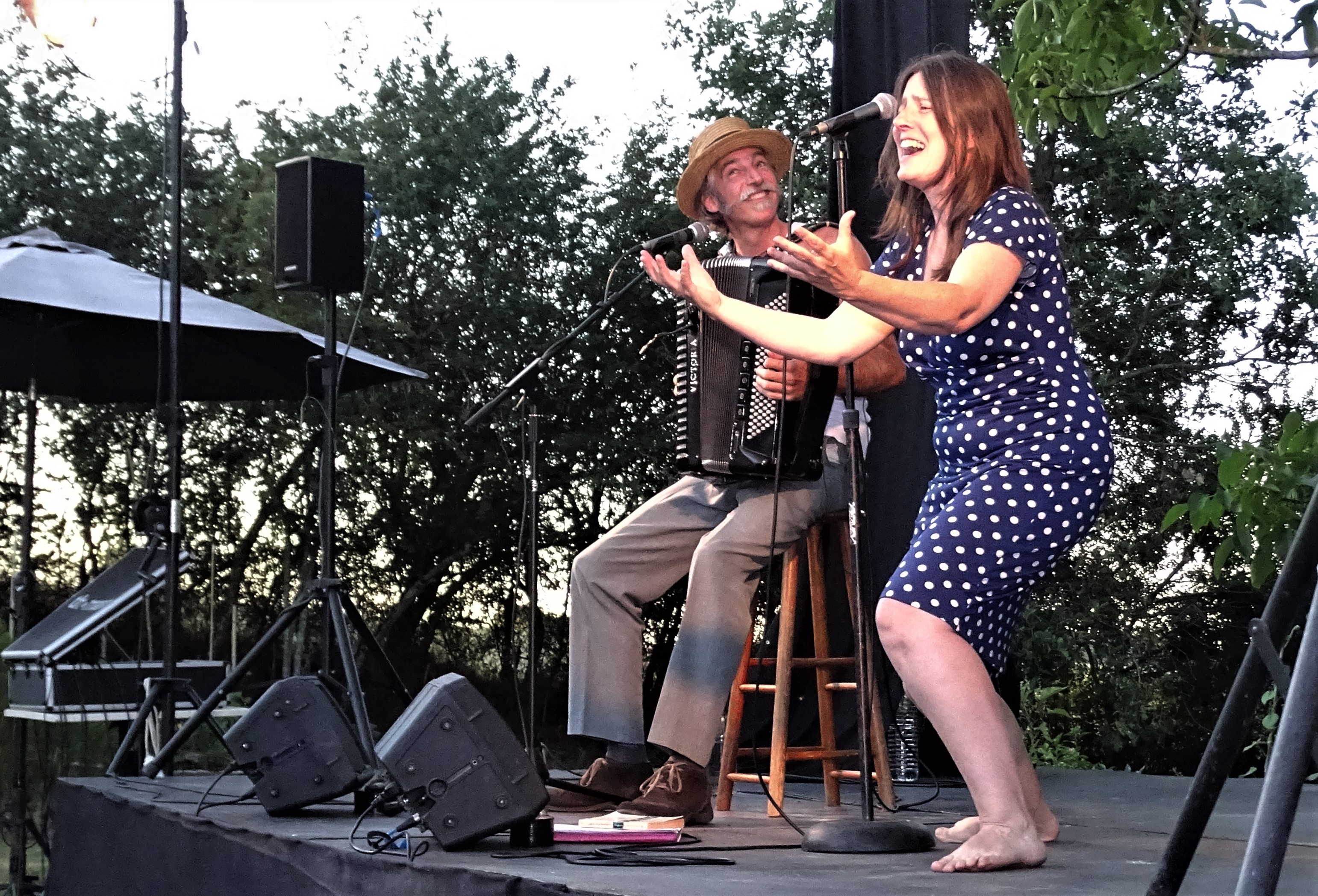 La chanteuse aux pieds nus si bien accompagnée.