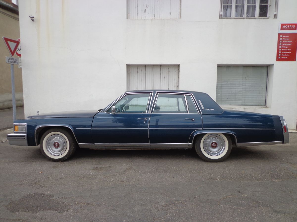 Une Cadillac de 1979 ? Oui, mais alors attention aux places de parking !