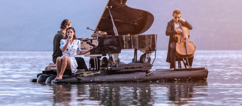 Un piano, demi-queue, qui flotte bel et bien sur le lac !