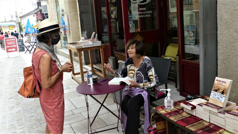 "La gersoise" Macha Méril à la librairie  "Les petits papiers"