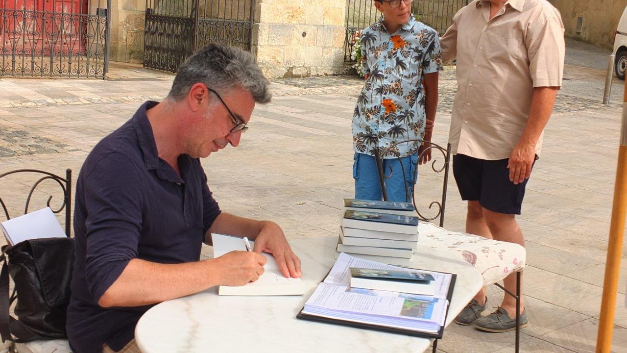 Frédéric Baptiste en pleine séance de dédicaces