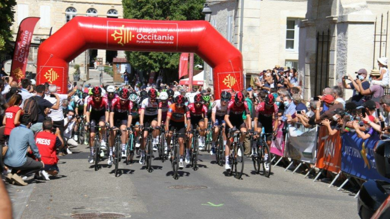 Route d'Occitanie - Comme prévu, le départ a été donné devant l'hôtel des Doctrinaires