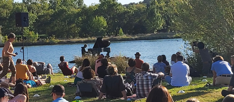 Venez voir flotter un piano sur le lac !