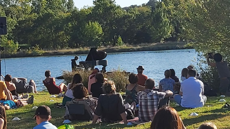 Venez voir flotter un piano sur le lac !