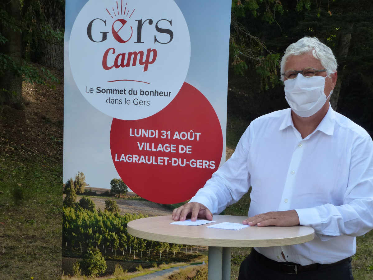 Philippe Martin dans le parc de l'Hôtel du département - Photo ED